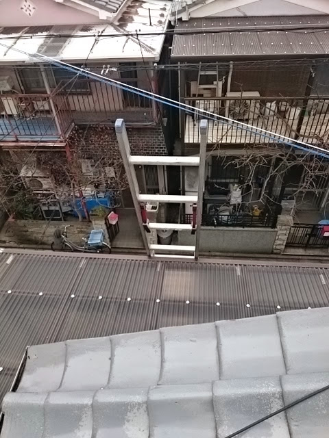 京都市山科区での屋根点検の様子 安全に配慮した梯子の設置