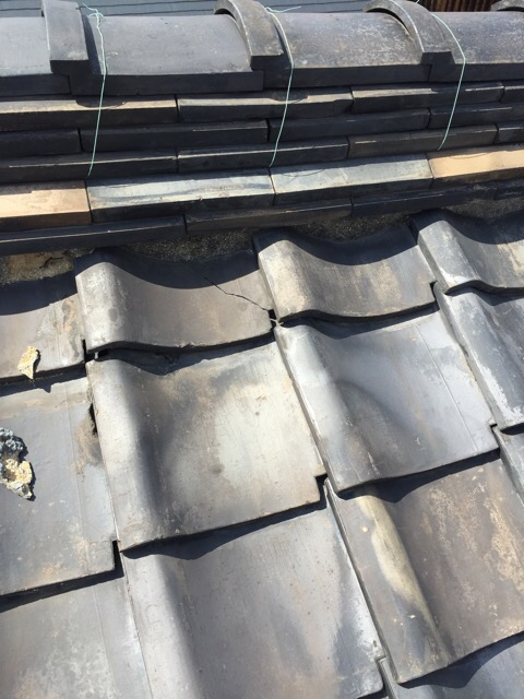 屋根瓦のひび割れとズレ_経年劣化の様子