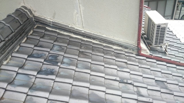 【久御山町】雨漏り再発の原因は「塞ぎすぎ」？正しい雨押え板金交換で根本解決！