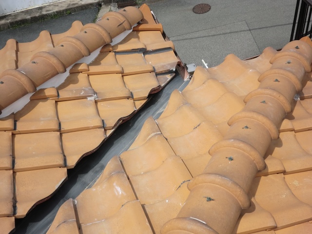 宇治市 谷板金交換 瓦の復旧作業