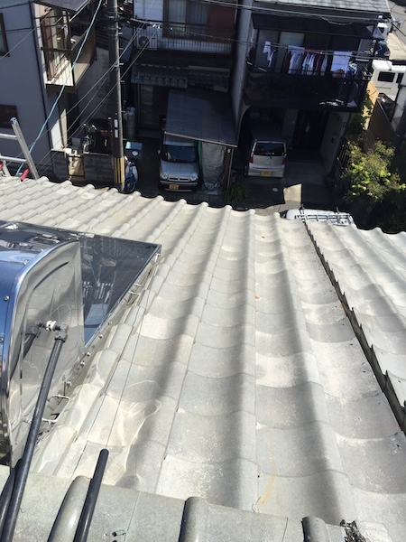 急勾配の瓦屋根に設置された太陽熱温水器。地震時の落下の危険性