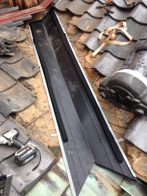 JIS規格適合のガルバリウム鋼板谷樋と、サイドの防水シーラー設置