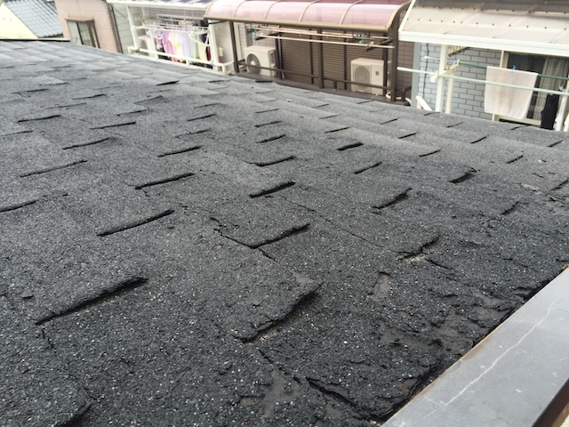 屋根材の接着力がなくなり浮き上がっている状態の拡大写真