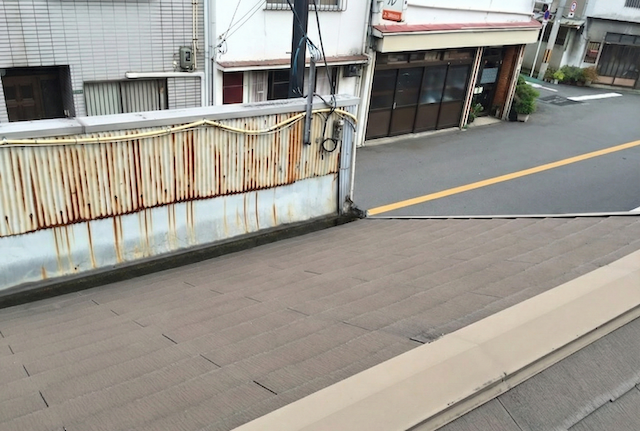 八幡市の現場。屋根からの雨水処理が不適切なため腐食した波板外壁