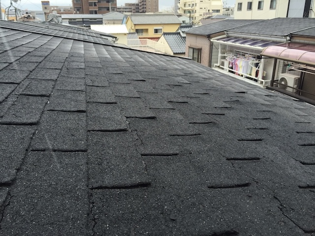 京田辺市の街並みと劣化した屋根全体。ここからアルマで美しく生まれ変わります。