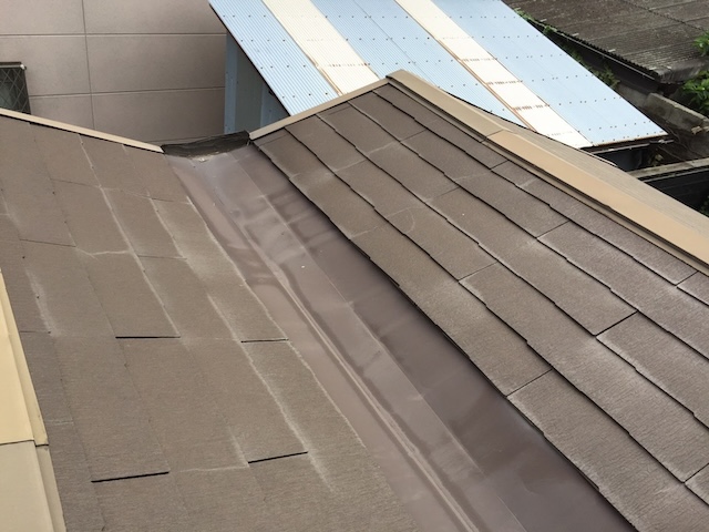 複雑な谷樋部分の板金処理。雨水の流れを計算し尽くした職人技