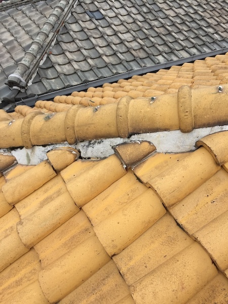 瓦の面から飛び出した漆喰（面戸の出過ぎ）。雨漏りのリスクが高い状態。