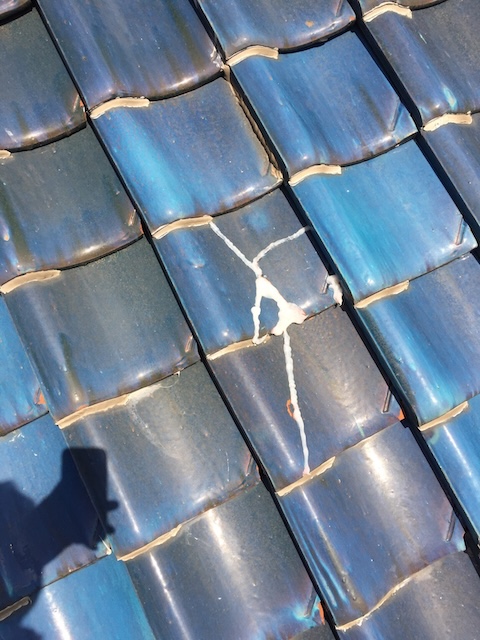 京都市伏見区 瓦のひび割れを白いコーキングで補修した跡