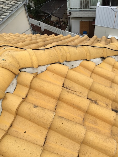 重ね塗りでガタガタになった棟の漆喰。京都府亀岡市での調査。