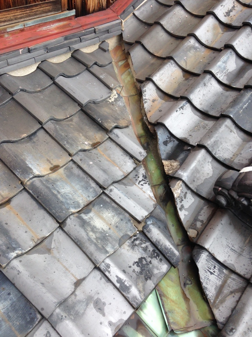 宇治市での施工前、変色した銅製谷板金