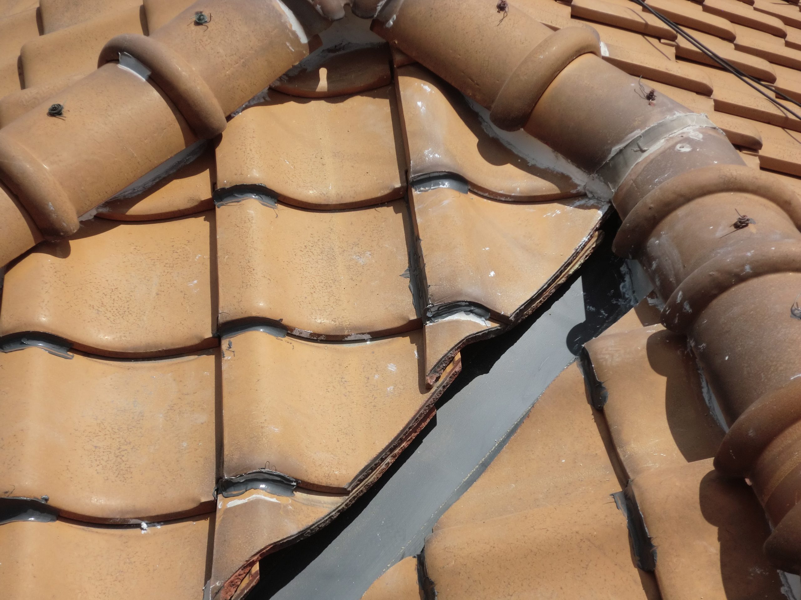 宇治市 雨漏り修理 職人による瓦のカット微調整