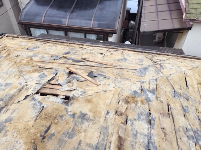 既存瓦の撤去作業と古い土・下地の劣化状況確認
